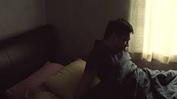 Ngủ không ngon giấc: Thường xuyên đối diện tình trạng mất ngủ, ngủ lơ mơ sẽ khiến cơ thể không được nghỉ ngơi đầy đủ. Không những vậy, đây cũng là dấu hiệu gan bất thường. Chúng ta cần chú ý bồi bổ, điều hòa sức khỏe càng sớm càng tốt.