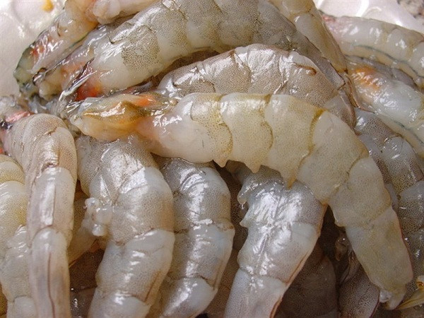 Tôm đông lạnh: Tôm là đồ nhúng phổ biến cho các nồi lẩu hải sản. Bình thường, tôm rất giàu dinh dưỡng nên được khuyến khích ăn. Vậy nhưng, nếu ăn lẩu ngoài hàng bạn nên cân nhắc.