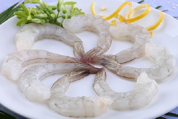 Bên cạnh đó, hải sản dù ướp đá hay để trong tủ đông cũng không thể ngăn ngừa triệt để sự phát triển của vi khuẩn. Nếu ăn phải hải sản để lâu ngày, vi khuẩn phát triển khiến protein trong chúng bị biến đổi, không đảm bảo an toàn thực phẩm cho người sử dụng.