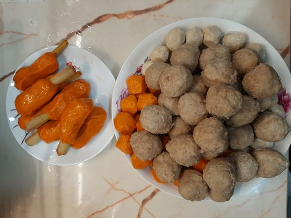 Thịt, cá viên đông lạnh: Thịt viên rất được ưa chuộng cho món lẩu nóng hổi. Khi ăn, thịt viên có hương vị hài hòa, dai dai rất kích thích. Tuy nhiên thịt viên rất dễ được làm từ thịt cá cũ. Chỉ cần ướp hương liệu là người dùng khó có thể thẩm được nguyên liệu món ăn.