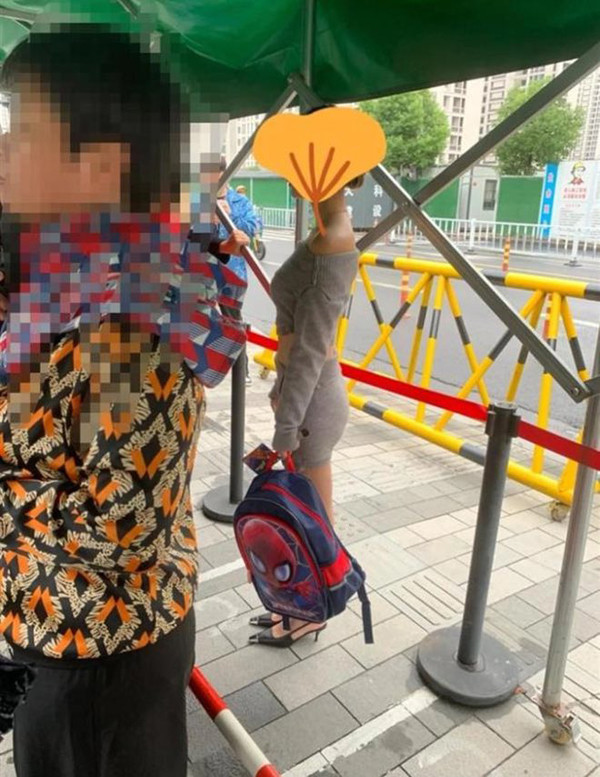 Họ cho rằng cách chọn quần áo của người lớn ảnh hưởng trực tiếp đến cảm nhận của trẻ. Nếu mẹ ăn mặc quá hở hang có thể làm sai lệch nhận thức của trẻ.