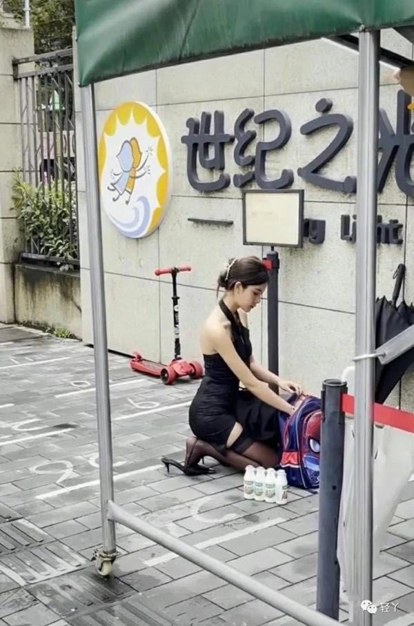 Ngay sau khi hình ảnh được chia sẻ, hầu hết mọi người đều không đồng tình với cách ăn mặc thiếu chỉn chu xuất hiện tại trường học – môi trường có nhiều trẻ nhỏ.