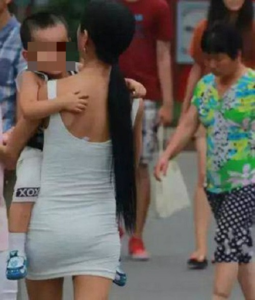 Cụ thể, nếu cha mẹ ăn mặc hở hang trong cuộc sống hàng ngày, con cái quen nhìn thấy cách ăn mặc thiếu tế nhị đó. Chúng sẽ nghĩ rằng hành động phơi bày cơ thể là bình thường. Trong tương lai, đó có thể sẽ là sự lựa chọn của trẻ đối với trang phục.