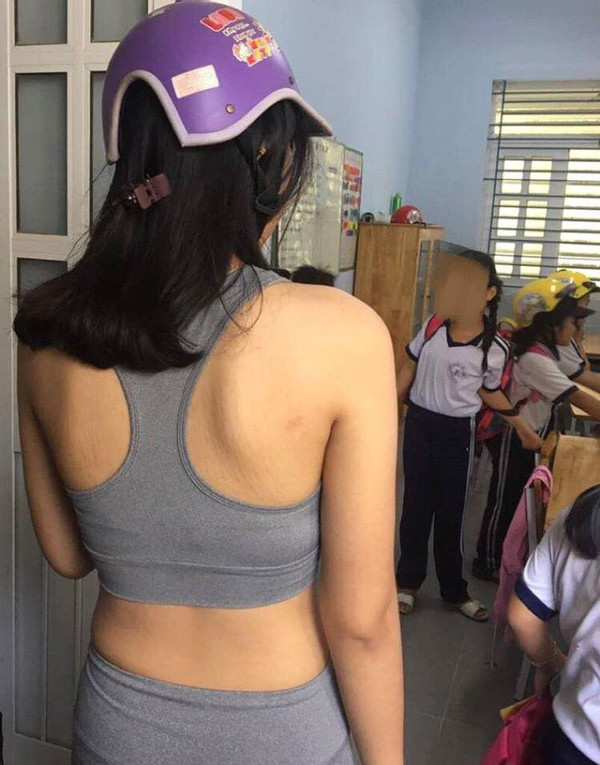 Việc phụ huynh ăn mặc hở hang đôi khi còn khiến trẻ lơ là ý thức bảo vệ bản thân, không biết đề phòng kẻ xấu. Nguyên nhân bởi trẻ đang trong giai đoạn nhận thức về giới tính, cách giáo dục giới tính sớm nhất và tốt nhất cho trẻ chính là bố mẹ dạy trẻ cách tự bảo vệ cơ thể mình.