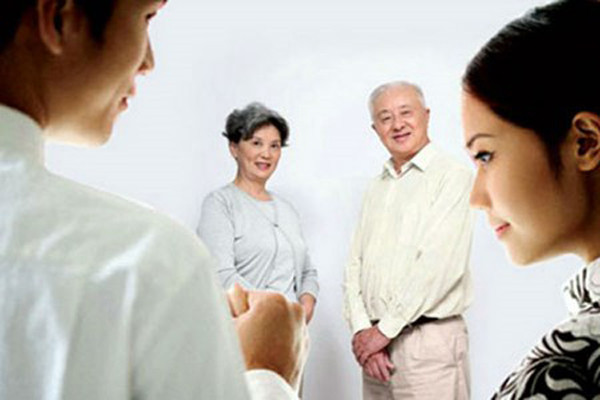 Trường hợp bố mẹ nhận xét cảm tính, rõ ràng không phải lỗi của chồng/người yêu mình thì càng tránh nói cho họ biết. Dù có khoảng cách rất lớn giữa các thế hệ song bạn gái nên cố gắng thuyết phục bố mẹ mình nhìn nhận những điểm tốt của anh ấy. Từ đó, cải thiện mối quan hệ thay vì “đổ dầu vào lửa”.