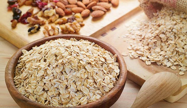 Trang Sohu của Trung Quốc cũng thông tin, uống 1 cốc yến mạch buổi sáng sẽ giúp thúc đẩy nhu động đường tiêu hóa, bài tiết chất độc ra khỏi cơ thể. Yến mạch mang lại hiệu quả ngừa loãng xương, ngăn ngừa thiếu máu, các bệnh tim mạch và mạch máu não.