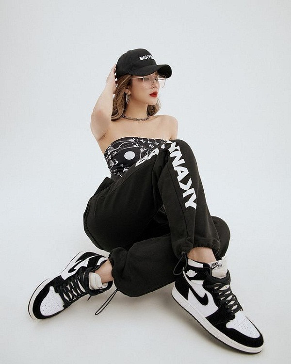 Trên trang cá nhân, ca sĩ Diệp Lâm Anh thường xuyên đăng ảnh xinh đẹp, thời thượng cho thấy bản thân đang rất biết tận hưởng cuộc sống, không bận tâm đến những đồn đại bên ngoài.