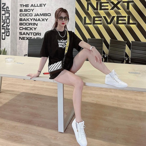 Mỗi bức ảnh 8X đăng tải đều nhận về hàng nghìn lượt “thả tim” cùng hàng trăm bình luận. Đa số đều dành lời khen cho thân hình săn chắc của người đẹp. Quả thực nhìn body nuột nà của Diệp Lâm Anh, nhiều người bất ngờ khi biết cô từng trải qua 2 lần sinh nở.