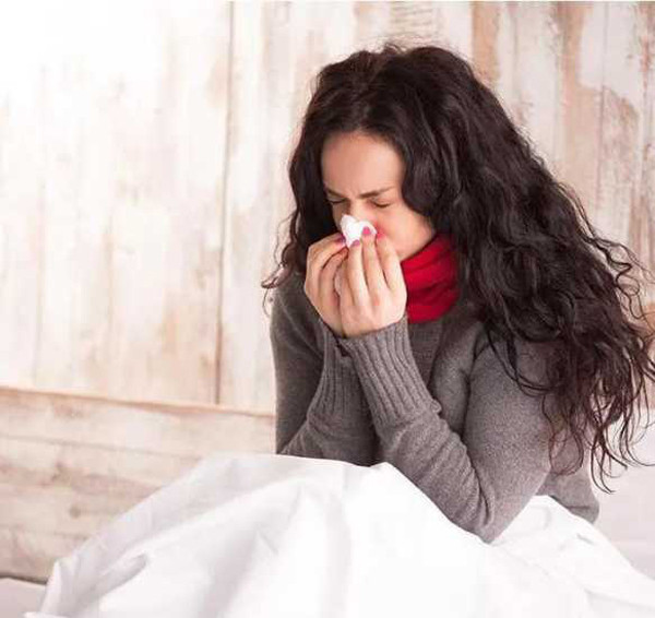 Thực tế, điều hòa dùng lâu ngày sẽ chứa rất nhiều bụi bẩn. Nếu không vệ sinh kịp thời, chất bẩn sẽ được thổi ra phòng theo đường thoát gió mỗi khi sử dụng. Hít thở không khí đầy bụi bẩn, chắc chắn sức khỏe người dùng sẽ ảnh hưởng ít nhiều.