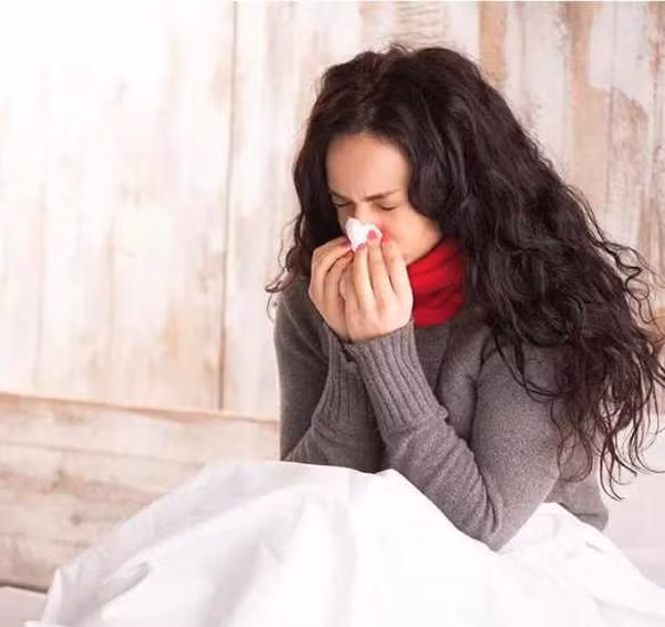 Thực tế, điều hòa dùng lâu ngày sẽ chứa rất nhiều bụi bẩn. Nếu không vệ sinh kịp thời, chất bẩn sẽ được thổi ra phòng theo đường thoát gió mỗi khi sử dụng. Hít thở không khí đầy bụi bẩn, chắc chắn sức khỏe người dùng sẽ ảnh hưởng ít nhiều.