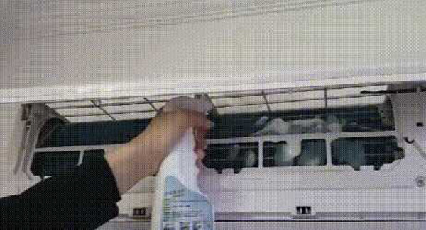 2. Điều hòa: Điều hòa ngày càng trở nên phổ biến trong các gia đình. Giống như máy giặt, hầu hết mọi người chỉ quan tâm đến hiệu quả làm mát, sưởi ấm của điều hòa thay vì chú ý vệ sinh định kỳ.