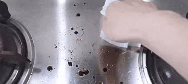 3. Miếng bọt biển: Vải bọt biển có khả năng hút nước mạnh, dễ dàng làm sạch vết dầu nên được nhiều người nội trợ lựa chọn dùng làm đồ rửa bát, lau bề mặt bếp. Tuy nhiên, nếu không vệ sinh đúng cách, miếng bọt biển sẽ trở thành vị trí “hút” vi khuẩn.