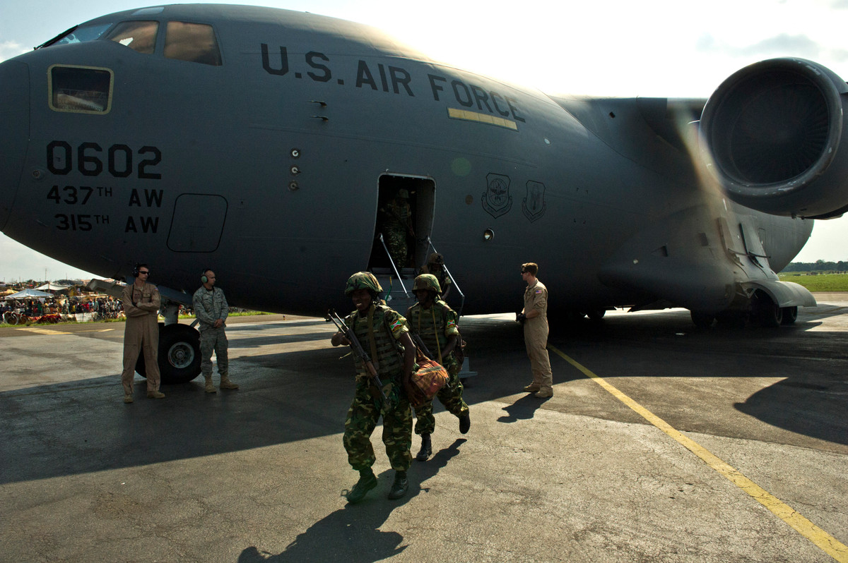 "Đêm 15/12, chiếc máy bay vận tải hạng nặng C-17A thuộc phi đội 437 với số hiệu 10-0221 đã cất cánh từ căn cứ không quân Ramstein tới Tripoli để sơ tán lực lượng đặc nhiệm Mỹ và một số thường dân Libya", báo cáo cho biết.