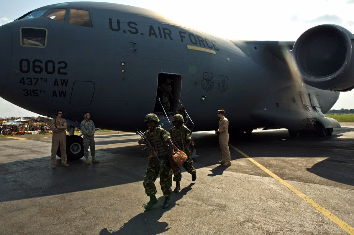 "Đêm 15/12, chiếc máy bay vận tải hạng nặng C-17A thuộc phi đội 437 với số hiệu 10-0221 đã cất cánh từ căn cứ không quân Ramstein tới Tripoli để sơ tán lực lượng đặc nhiệm Mỹ và một số thường dân Libya", báo cáo cho biết.