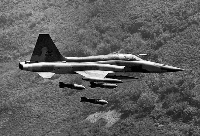 Với kiểu dáng nhỏ gọn, những chiếc F-5 được xem là phù hợp để đóng giả các loại tiêm kích MiG của Liên Xô và cả Su hiện nay của Không quân Nga, Trung Quốc và chiến đấu cơ Iran.