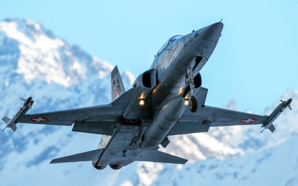 Tiêm kích hạng nhẹ F-5E Tiger II có chiều dài: 14,45m; sải cánh: 8,13m; cao: 4,08m; vận tốc cực đại: Mach 1,6 (1.700km/h); tầm bay: 3.700 km; trần bay: 15.800 m; vận tốc lên cao: 175 m/s; trọng lượng cất cánh tối đa 11,1 tấn.