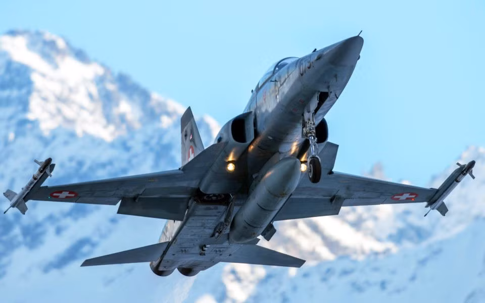 Tiêm kích hạng nhẹ F-5E Tiger II có chiều dài: 14,45m; sải cánh: 8,13m; cao: 4,08m; vận tốc cực đại: Mach 1,6 (1.700km/h); tầm bay: 3.700 km; trần bay: 15.800 m; vận tốc lên cao: 175 m/s; trọng lượng cất cánh tối đa 11,1 tấn.