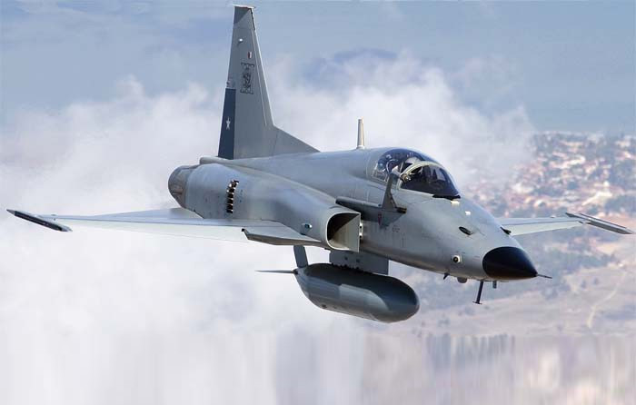 Với kiểu dáng nhỏ gọn, tính năng tương tự, F-5E được dùng để đóng giả MiG-21 của Liên Xô để phi công Mỹ luyện đối đầu. Hiện nay, vẫn còn số lượng rất nhỏ F-5E được Hải quân Mỹ sử dụng để làm OPFOR.