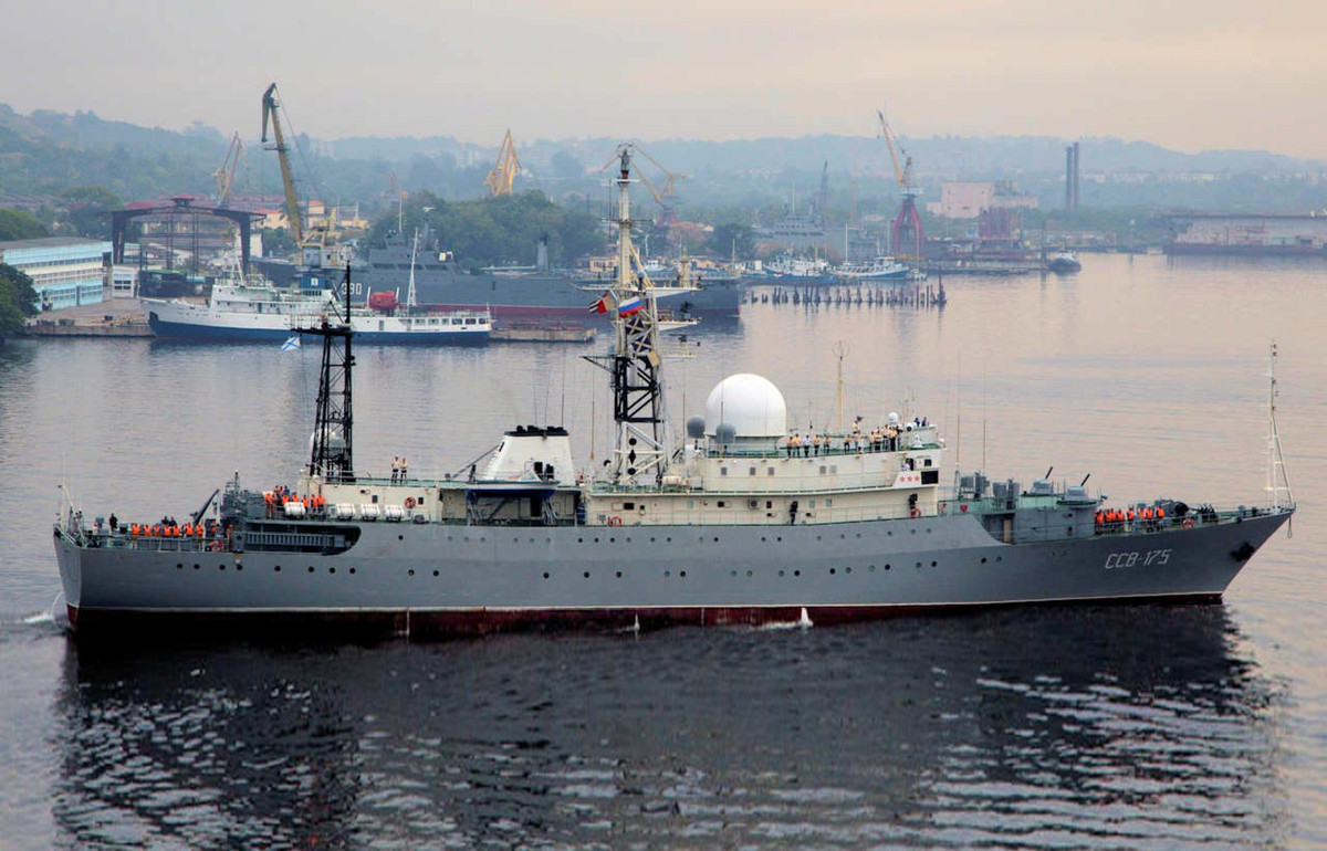 Để phòng vệ, tàu lớp Vishnya được lắp hai hệ thống phòng thủ cực gần AK-630 và tên lửa phòng không vác vai.