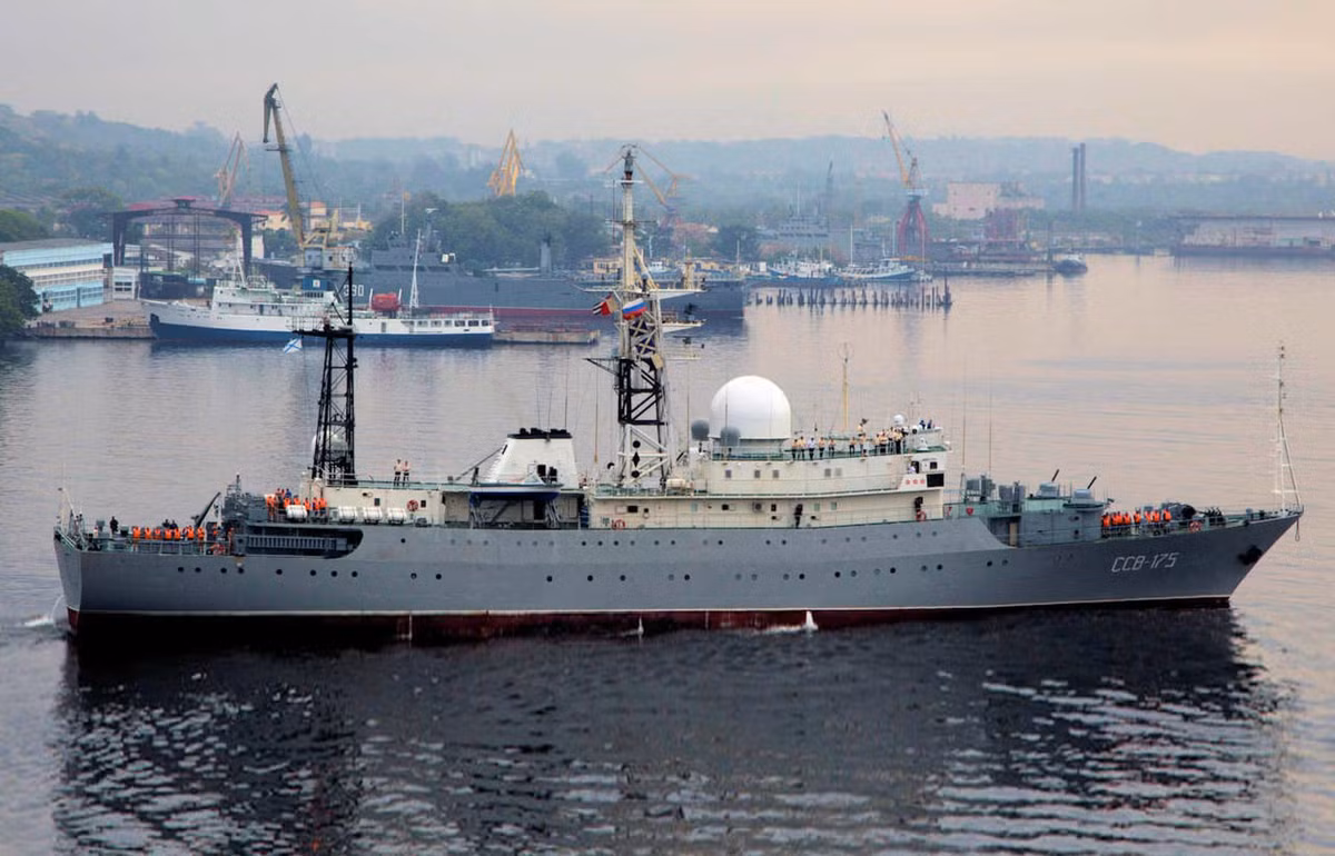 Để phòng vệ, tàu lớp Vishnya được lắp hai hệ thống phòng thủ cực gần AK-630 và tên lửa phòng không vác vai.