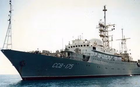 Dữ liệu thu được sẽ được chuyển về qua vệ tinh nhờ hai ăng ten cỡ lớn đặt trong vòm bảo vệ.