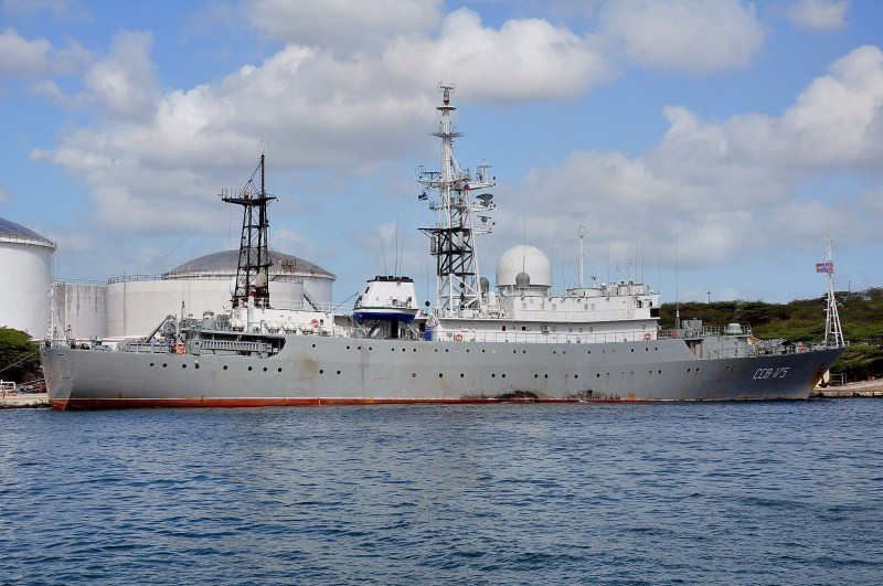 Hoạt động này không vi phạm luật quốc tế, nhưng vẫn khiến một số nhà lập pháp Mỹ lo ngại về khoảng cách gần của nó.