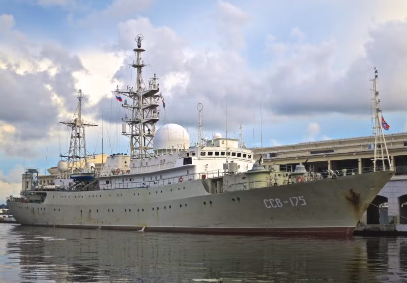 Hiểu được điều này nên Mỹ thường có những biện pháp cứng rắn nhằm đối phó với những chiếc tàu do thám kiểu này. Vào năm 2015, Mỹ đã điều động chiến đấu cơ để thị uy trước con tàu, khi nó tới gần lãnh hải Mỹ.