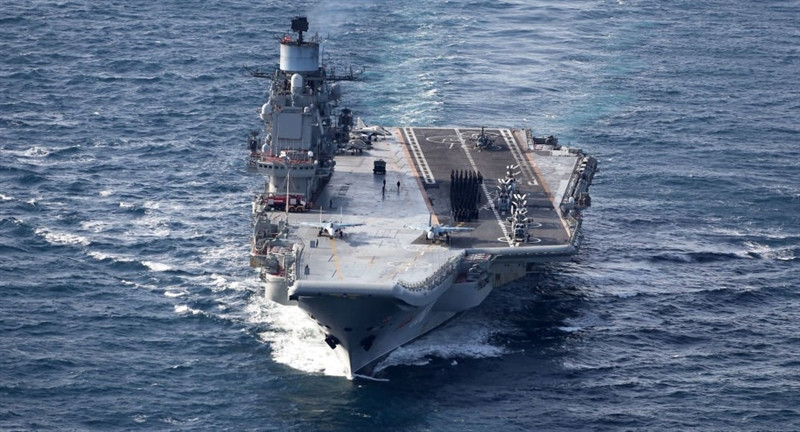 "Chúng tôi không thể thay đổi nó về mặt khái niệm cơ bản. Có ý kiến phàn nàn rằng tàu chạy xả nhiều khói. Đơn giản là hệ thống được xây dựng để làm việc với nồi hơi sử dụng nhiên liệu chính là dầu mazut, dầu có xu hướng khi đốt sẽ thải ra một lượng rất lớn khói đen", vị đại diện của Hải quân Nga thừa nhận.