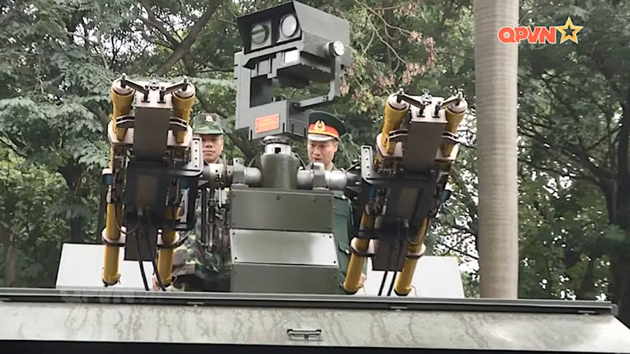 Tổ hợp này được gắn các ống phóng chứa đạn tên lửa phòng không vác vai (MANPADS) Strela-2M với số lượng 4 quả, trong đó 2 đạn nằm đối xứng mỗi bên.