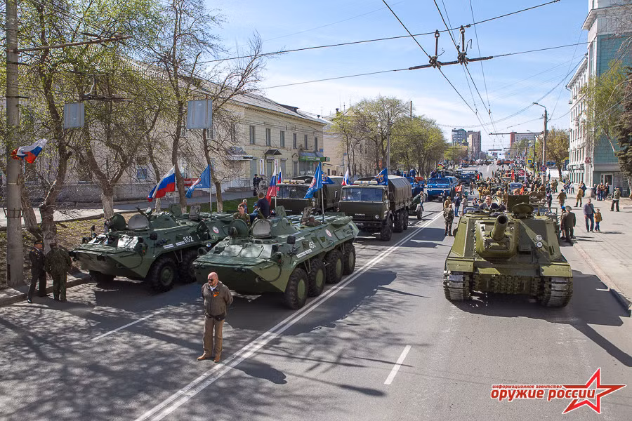 Mặc dù tới nay đã hơn 70 tuổi, thế nhưng với bàn tay vàng của ngành kỹ thuật quân sự Nga, một vài khẩu pháo SU-152 vẫn chạy tốt và tham gia duyệt binh. Thậm chí, chưa biết chừng nó còn có thể chiến đấu. Nguồn ảnh: Arms-Expo