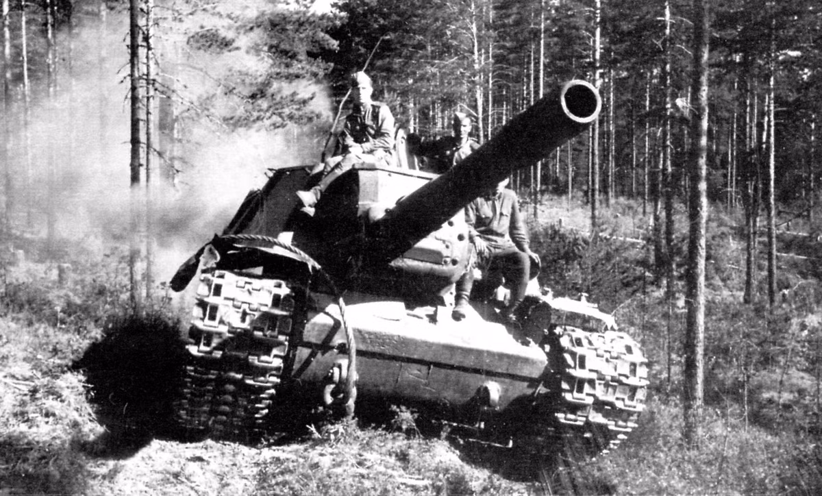 SU-152 là một trong hai loại pháo tự hành đáng sợ nhất của Liên Xô trong CTTG 2. Tuy được thiết kế cho nhiệm vụ tiêu diệt sinh lực địch, công phá công sự kiên cố, nhưng tiếng tăm của SU-152 lại được biết tới nhiều hơn ở vai trò vũ khí chống tăng cơ động. Nó đáng sợ tới nỗi, lính Đức gọi SU-152 với biệt danh là "Dosenöffner" (nghĩa là "Dụng cụ khui đồ hộp" - có lẽ để ám chỉ việc các xe tăng Đức khi bị trúng đạn của SU-152 thì thường bị sức nổ làm bật tung tháp pháo và các tấm vỏ giáp). Trong khi các chiến sĩ Hồng quân gọi nó là "kẻ săn thú". Nguồn ảnh: Arms-Expo