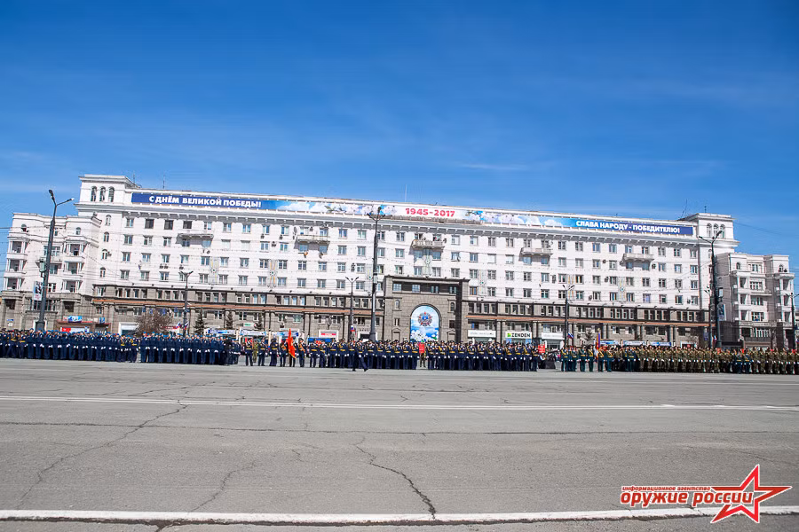 Cuộc duyệt binh ở Chelyabinsk có sự tham gia của 2.000 binh sĩ và chừng 20-30 khí tài quân sự hạng nặng. Thế nhưng chiếm đa số là các loại vu khí huyền thoại trong chiến tranh thế giới 2. Nguồn ảnh: Arms-Expo