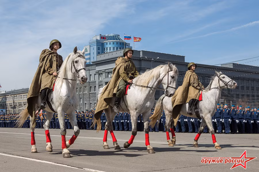Trong cuộc duyệt binh còn có những đội hình binh sĩ vận quân phục và trang bị thời CTTG 2. Nguồn ảnh: Arms-Expo
