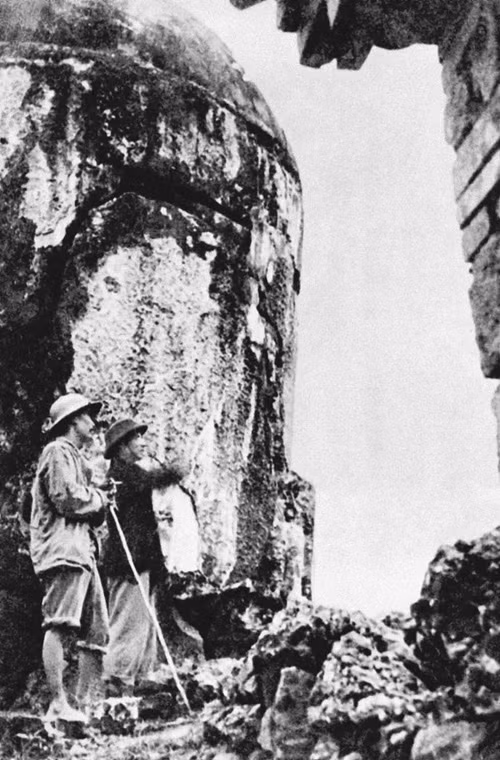 Bác Hồ chống gậy lên non xem trận địa “Vạn trùng núi đỡ vạn trùng mây”. Nguồn ảnh: Tư liệu