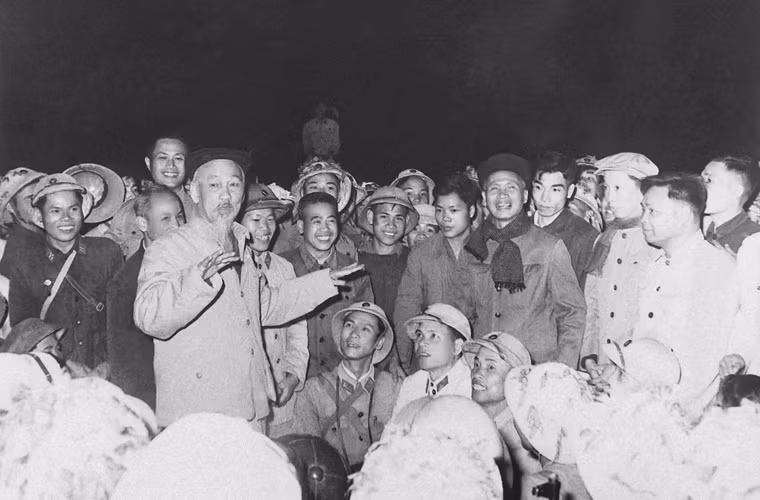 Chủ tịch Hồ Chí Minh và Thủ tướng Phạm Văn Đồng thăm đơn vị bộ đội công binh đang diễn tập bắc cầu phao vượt sông Hồng ban đêm (5/2/1966). Nguồn ảnh: Tư liệu