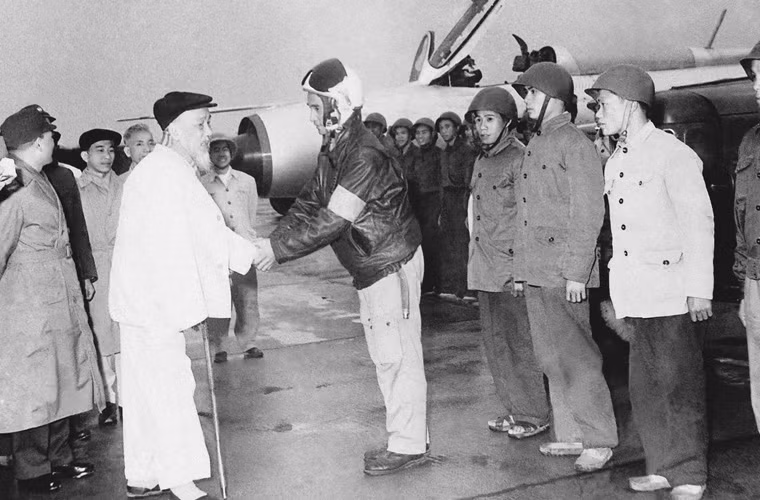 “Không có gì quý hơn độc, lập tự do”- Chúng cháu quyết mang tinh thần ấy trong mỗi lần xuất kích. Chủ tịch Hồ Chí Minh thăm bộ đội Không quân Nhân dân Việt Nam (9/2/1967). Nguồn ảnh: Tư liệu