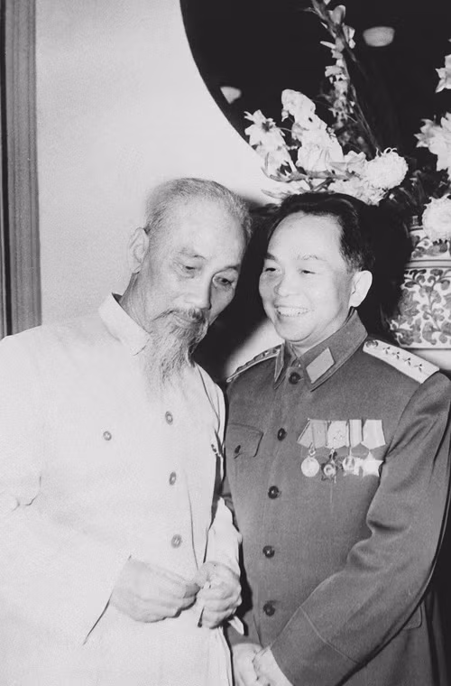 Chủ tịch Hồ Chí Minh và Đại tướng Võ Nguyên Giáp (22/12/1962). Nguồn ảnh: Tư liệu