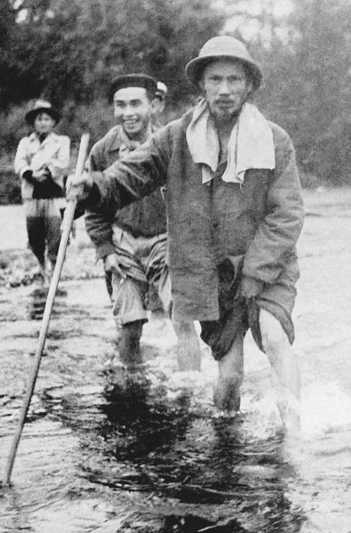 Chủ tịch Hồ Chí Minh trên đường đi công tác, Tuyên Quang (1951). Nguồn ảnh: Tư liệu