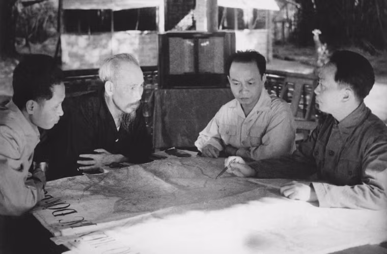 Chủ tịch Hồ Chí Minh và các đồng chí trong Ban Thường vụ Trung ương Đảng họp quyết định mở chiến cuộc Đông Xuân 1953-1954 và Chiến dịch Điện Biên Phủ (xã Phú Đình, huyện Định Hóa, tỉnh Thái Nguyên cuối năm 1953). Nguồn ảnh: Tư liệu