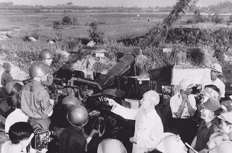 Chủ tịch Hồ Chí Minh đến thăm các chiến sĩ lực lượng phòng không bảo vệ Thủ đô (25/9/1966). Nguồn ảnh: Tư liệu