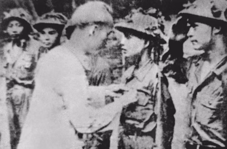 Người trao tặng huy hiệu cho các cán bộ, chiến sĩ lập nhiều chiến công, tham gia chiến đấu ở mặt trận Điện Biên Phủ (5/1954). Nguồn ảnh: Tư liệu