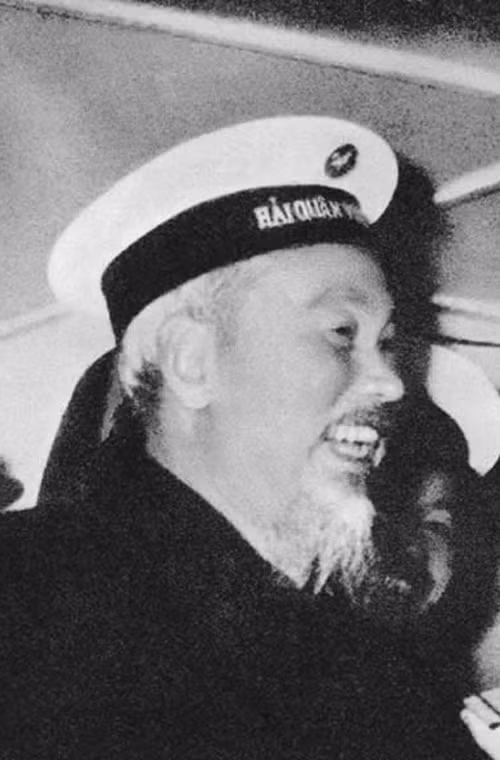 Chủ tịch Hồ Chí Minh thăm một đơn vị Hải quân Nhân dân Việt Nam đang sẵn sàng chiến đấu bảo vệ vùng biển Tổ quốc (22/1/1962). Nguồn ảnh: Tư liệu