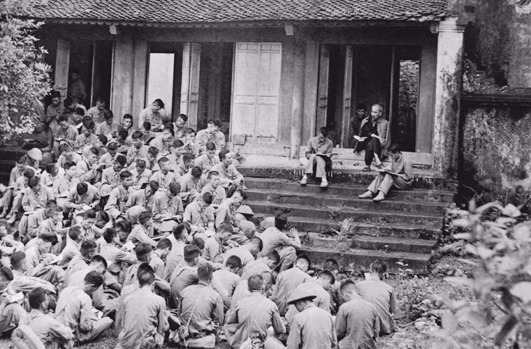 Trước khi về tiếp quản Thủ đô, cán bộ Đại đoàn Quân tiên phong được nghe Chủ tịch Hồ Chí minh nói chuyện tại Đền Hùng, tỉnh Phú Thọ. Người căn dặn: “Các vua Hùng đã có công dựng nước Bác cháu ta phải cùng nhau giữ lấy nước” (19/9/1954). Nguồn ảnh: Tư liệu