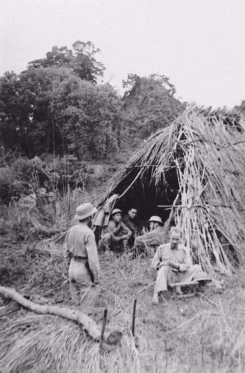 Chủ tịch Hồ Chí Minh trực tiếp chỉ đạo chiến dịch Biên Giới. Nơi ở của Người di chuyển theo các trận đánh, có khi chỉ là túp lều cỏ dựng tạm vài hôm (1950). Nguồn ảnh: Tư liệu