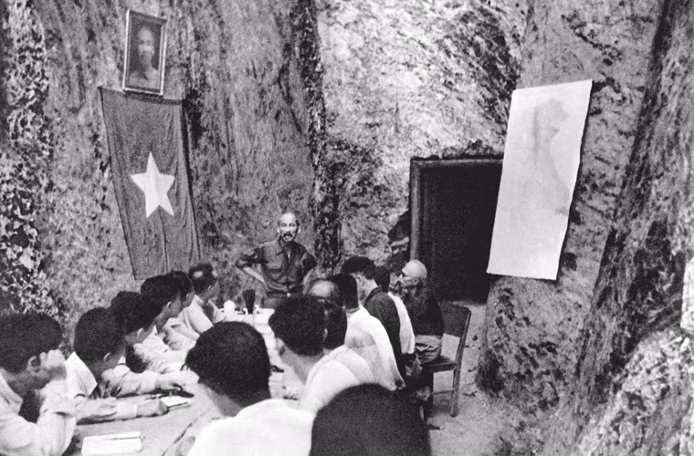 Chủ tịch Hồ Chí Minh chủ trì phiên họp Hội đồng Chính phủ sau chiến thắng Điện Biên Phủ tại xã Kim Quan, huyện Yên Sơn, tỉnh Tuyên Quang (2/7/1954). Nguồn ảnh: Tư liệu