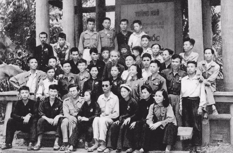 Chủ tịch Hồ Chí Minh với các đại biểu dự Đại hội chiến sĩ thi đua và cán bộ gương mẫu toàn quốc lần thứ nhất (1/5/1952). Nguồn ảnh: Tư liệu