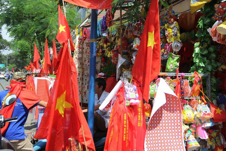 Đến 12h trưa nay (29/8), càng gần thời điểm trận Olympic Việt Nam - Olympic Hàn Quốc, hàng nghìn người hâm mộ đã đổ về các khu vực bán cờ, băng rôn... để tìm mua đồ cổ vũ.