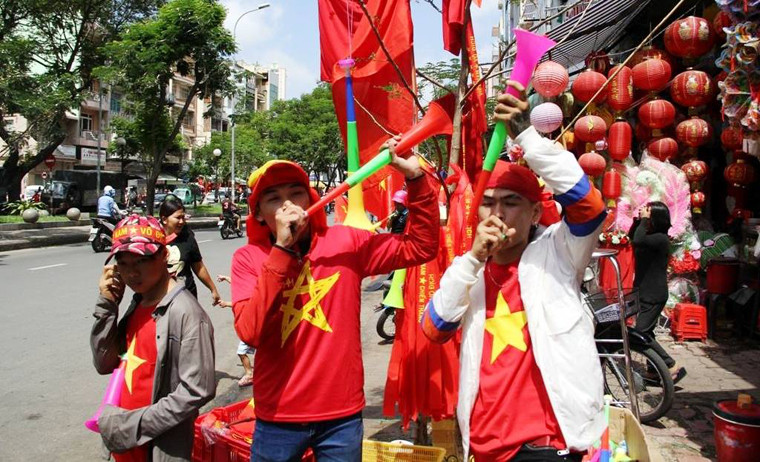 Bất chấp nắng nóng gay gắt cuối hè ở TP HCM, người hâm mộ đang nô nức chuẩn bị xuống đường cho trận cầu lịch sử.