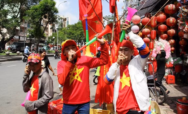 Bất chấp nắng nóng gay gắt cuối hè ở TP HCM, người hâm mộ đang nô nức chuẩn bị xuống đường cho trận cầu lịch sử.