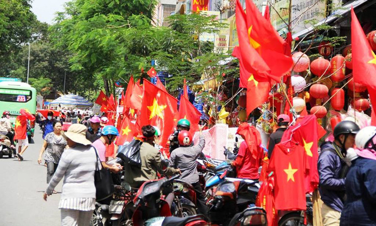 Hàng loạt tuyến đường ở TP HCM rợp đỏ sắc cờ, áo... cổ vũ cho đội bóng của thầy trò HLV Park Hang Seo.